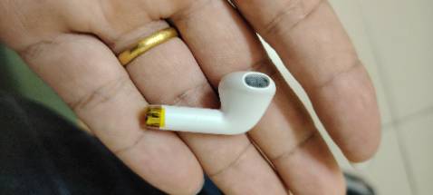 1. Dáng gọn, đẹp, chắc, bật nắp dùng lên là ae thấy ngay. 2. Đặt tiki now 9h tối hôm trước, 9h sáng nhận hàng, hộp đủ, nguyên zin, như ảnh. 3. Dùng từ 8h sáng đến 14h25 chiều mới thay tai trái (ko hết pin mà để tránh đeo lâu gây đau tai, mới mua nên dùng 7h max volum là đúng như nhà sx đã báo). Hộp pin nhận lúc đầu là 100%, lúc sạc 1 tai đến lúc đầy là 94%. 4. Vừa đeo vừa nấu bếp ko bị rơi, êm tai, khi nằm cũng khá ok, chạm cảm ứng bật tắt nhạy. 5. Âm lượng với các ae nghe truyện audio là OK. Nếu ra ngoài có tạp âm xe cộ trên đường thì hơi nhỏ. Quá ổn trong tầm giá.