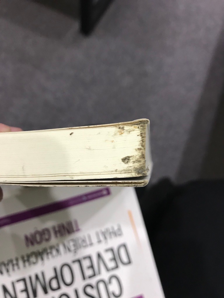 Mình không phàn nàn gì về sách và dịch vụ nhưng Tiki nên xem xét kỹ lại cách bảo quản sách. Đây là lần thứ 3 mình nhận được sách không được bảo quản tốt.