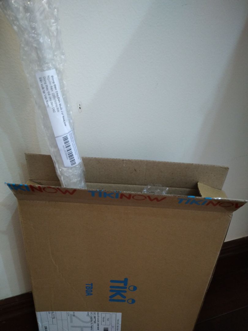 Bóng mới thay, sáng rõ. Tháo 8 vít, rồi tháo 2 bên nhựa ra dễ dàng. Bắt muỗi tốt. Nhìn chung vỏ nhựa an toàn hơn sp vỏ sắt.