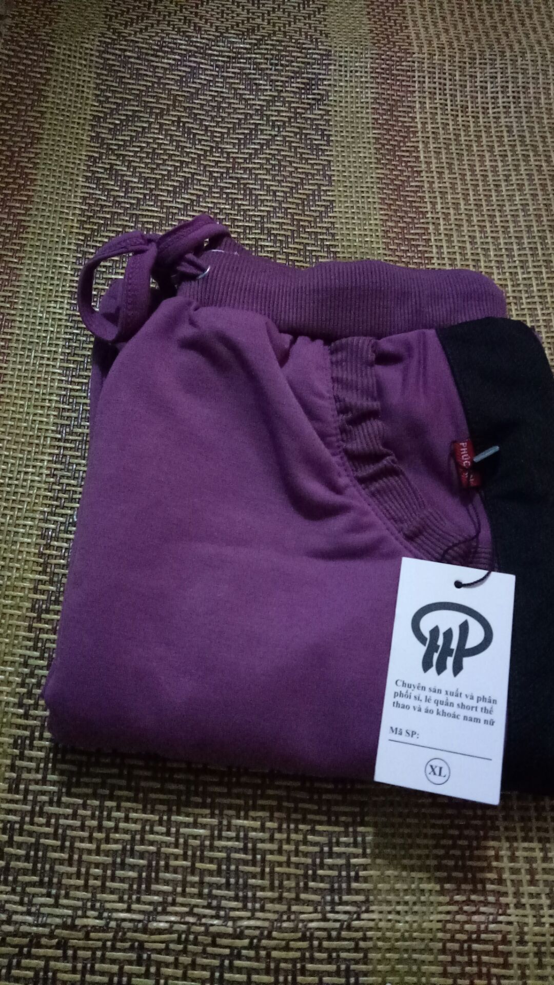 giao hàng  nhanh, giống  hình, vải rất  OK, mặc rất  thoải  mái  và  đẹp... đường  may  cũng  rất  chắc  và  đẹp