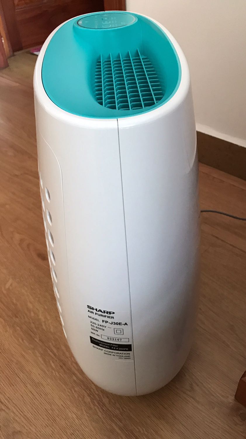 Canh mua em này phải 1 tháng,đọc hết bình luận của người mua trước mới quyết định tậu em ý về,quả là không làm mình phải thất vọng,máy xịn sò so với tầm giá,thương hiệu Sharp lớn rồi,có cảm nhận khi bật máy hoạt động êm,có 3 chế độ phù hợp với ngày,đêm,có tạo ion có sách hướng dẫn TV dễ hiểu.Hàng made in ThaiLan khá hài lòng.
Buổi ngày cảm nhận lọc không rõ như ban đêm,đêm đến khi bật máy lên cảm nhận không khí trong lành mát mẻ lắm dù mình ở chung cư lầu 8 khu mình ở khá nhiều cây xanh mà vẫn cảm nhận được.Như từ SG về quê ngủ vậy,hihi
Nhà có con nít dù ở trệt hay chung cư lầu cao cao thì cũng nên mua 1 em bỏ phòng ngủ.Rất xứng đáng đồng tiền luôn.