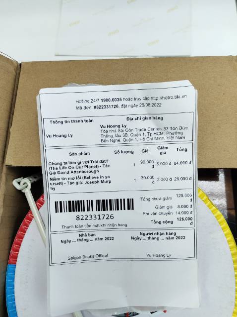 Mình đọc review sách hay trên kênh Vui Lên mà nhân dịp Sài Gòn Books đang khuyến mãi sâu nên vớt ngay. Cuốn sách được viết bởi bác David Attenborough đã 95 tuổi và là người mình theo dõi từ kênh Earth Planet, các chương trình series film trên kênh này của bác rất sâu sắc nên cuốn sách này thực sự thú vị, các bạn nên tìm mua nhé. Cảm ơn SGB và Tiki giảm giá nhiều cho một sản phẩm trí tuệ lớn thế này để mình được tiếp cận. Mình mua còn nhận được quà khuyến mãi trung thu từ Sài Gòn Books nữa, rất là vui ạ.