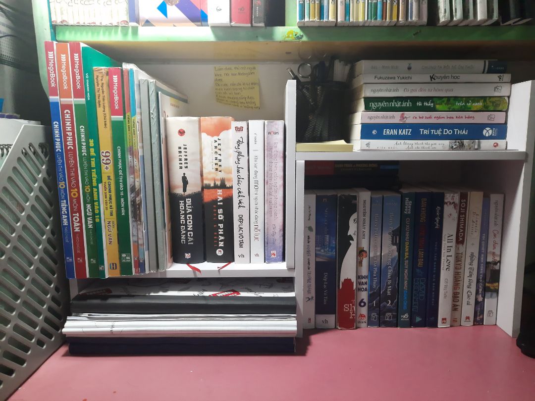 Kệ đẹp màu sắc ưng ý có điều giao có góc bị  hư và dính nhiều bụi gỗ, keo