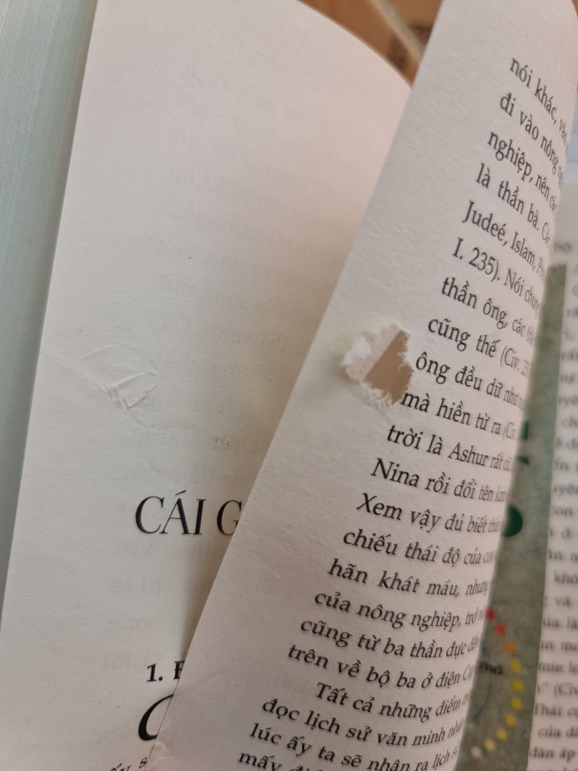 Nội dung thì hay nhưng chất lượng giấy và tình trạng sách thì quá tệ ?