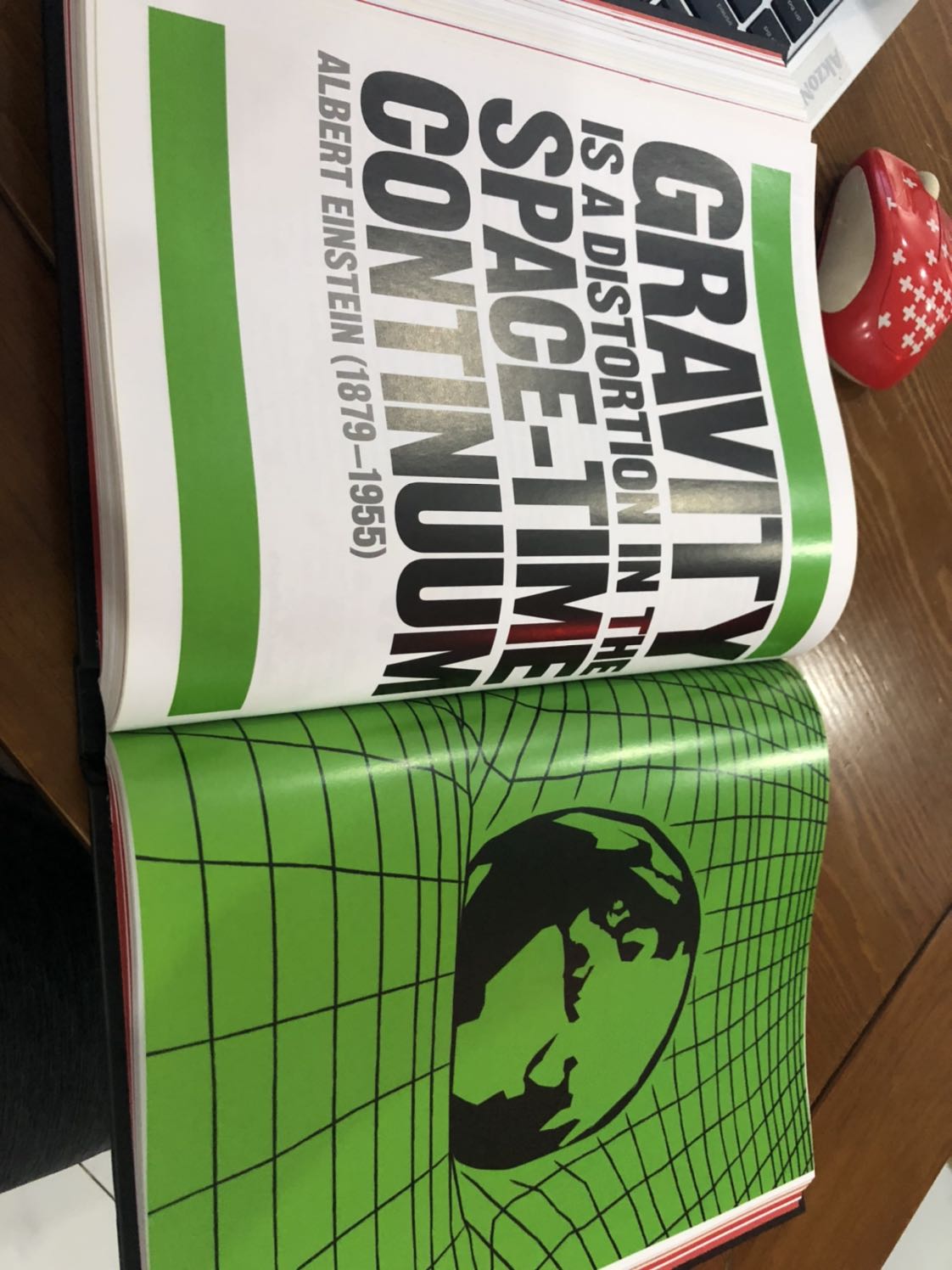 Sách đẹp, đáng tiền ở chỗ nguyên tác tiêng Anh. Mình không bàn chất lượng giấy in vì thật sự nó mỏng hơn của nxb Đông A chút xíu, nhưng chất lượng như nhau. Tuy nhiên sách của DK lại ko có bìa ngoài để làm tăng giá trị quyển sách. 
Comment với tiki là sách giao bị rách chút xíu như trong hinh. Ngoài ra mình có yêu cầu bọc sách nhưng lại không làm.