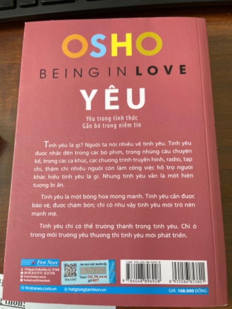 Cuốn sách rất hay, rất nhìn góc nhìn và khái niệm mới về yêu. Ko chỉ tình yêu lứa đôi mà là còn cách yêu mình. Ngoài ra kèm theo các “nhánh” khác xuất phát từ tình yêu như tình dục, sinh đẻ. 
Văn phong của tác giả rất hay, nhưng có nhiều đoạn kiểu “lý thuyết” nên mình hơi ko hiểu lắm 😅.
Mình ấn tượng với đoạn giải thích của tác giả khi nói tình yêu sẽ giúp bản thân mỗi người cô độc. Cô độc là trạng thái bản thân tự tin thoải mái là-chính-mình. Khác với cô đơn là cảm thấy lạc lõng khi ở 1 mình hoặc khi ở nơi đông người nhưng cảm thấy 1 mình. Tình yêu sẽ là sức mạnh, là điểm tựa để mỗi cá thể đc tự tin, đc thoải mái là chính họ trong tình yêu và trong thế giới bên ngoài. Bởi vậy nên người ta hay nói những người khi gặp được tình yêu của đời mình thường tự tin, hạnh phúc là vậy ☺️