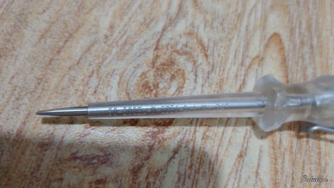 Hàng của Wera thường thấy trao chuốt về ngoại hình, mạnh cả nội lực.. nhưng sao lại lòi ra cây bút thử điện này, nhìn vẻ ngoại tụt hết cảm xúc