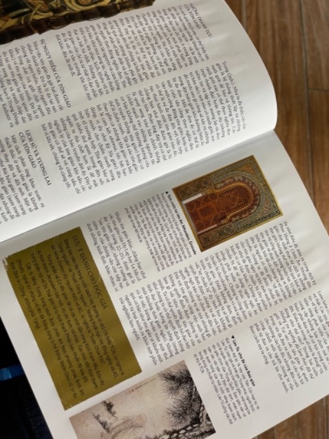 Các trang sách Bên trong bị nhăn do thấm ẩm, nhắn tin mà shop không phản hồi