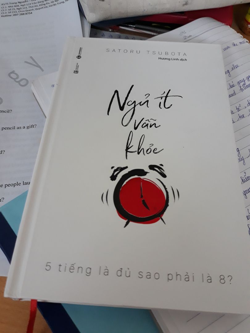Hình thức: bùa cứng, khá đẹp, hơi cũ xíu xiu
Nội dung: đọc đến 50 trang đầu nội dung cứ lặp đi lặp lại mà chưa vào vấn đề. Về sau vào nội dung chính thì thấy cũng nhiều cái hay và đúng. Lối viết tương đối đơn giản, dễ hiểu. Recommend cho bạn nào muốn cải thiện thói quen giờ giấc. Nhưng vì dẫn vào vấn đề dài quá nên cho 4*