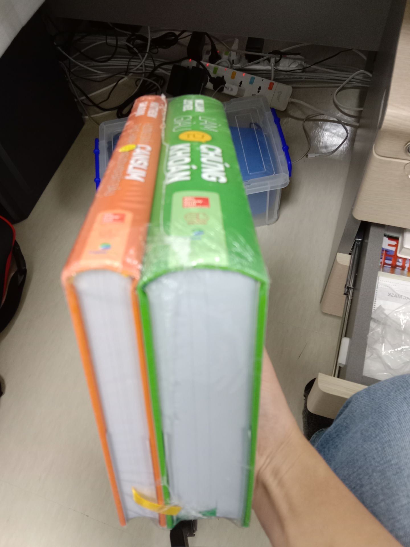 sách thì rất hài lòng. đóng gói của happylive luôn có bọc nilon nên mình rất thích.
điểm trừ duy nhất là cách đóng gói của tiki. rất là sơ sài và ko có chống sốc. 
mình rất quý sách nên mua về mình hay bọc và giữ gìn cẩn thận. vì vậy khi nhận sách mà thấy đóng gói sơ sài vậy là mình cũng hơi buồn.