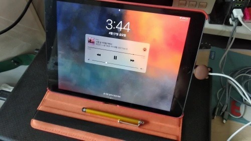 mua của shop HotPhuKien trên tiki này rất nhiều lần, lần nào cũng ok. còn về riêng bao da này thì giá rẻ, mà lại đẹp