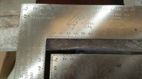 Thước bị gỉ ạ, ảnh chụp từ lúc nhận hàng
Vì không quay vid từ lúc bóc hàng do có người nhận hộ nên mong shop có thể đổi được hàng cho mình
Mình cảm ơn!