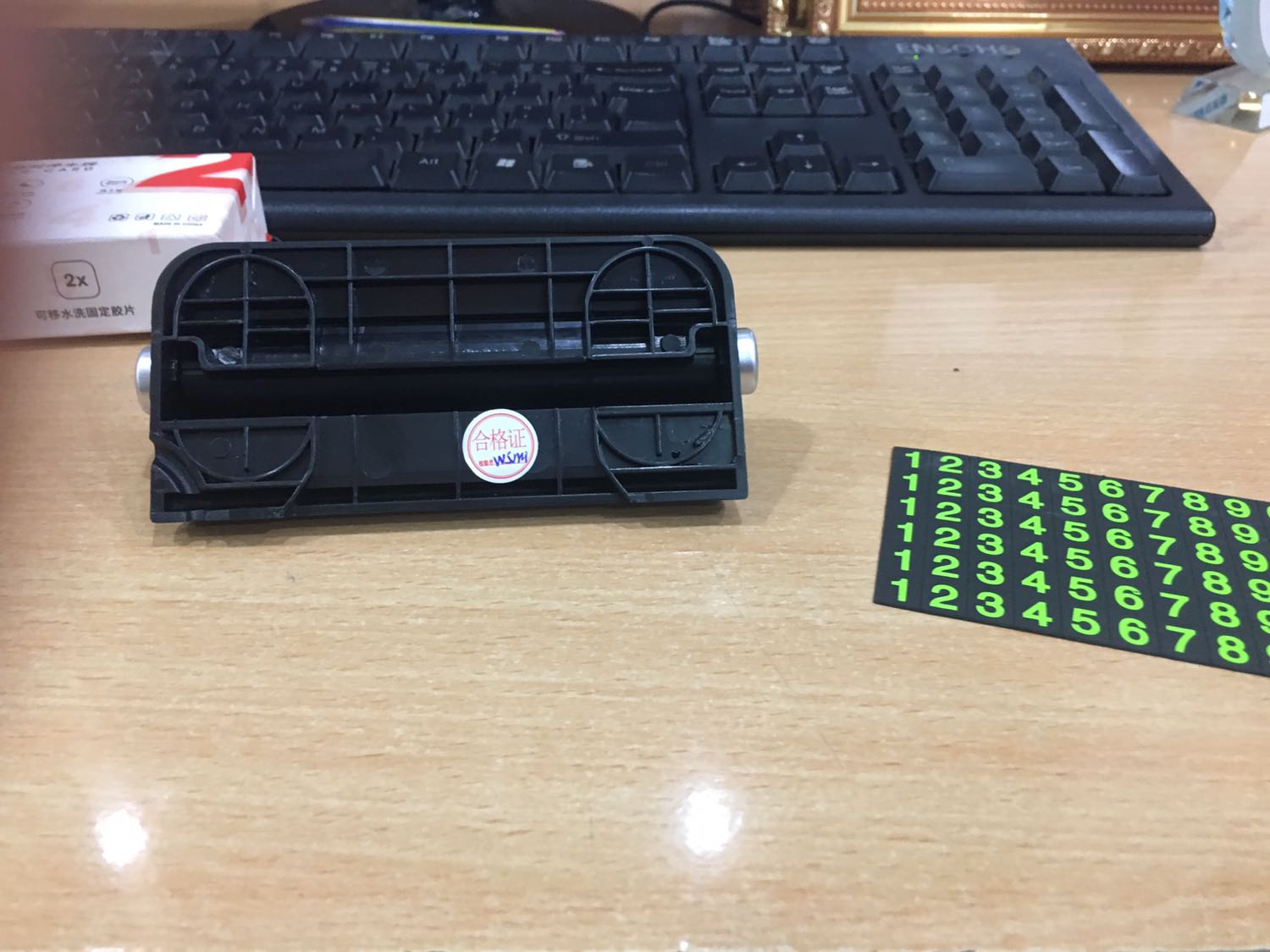 Về chất lượng hay thời gian giao hàng OK nhưng dưới đế bảng Ko có miếng keo dán để cố định, Ko biết Shop quên hay là làm như vậy nữa. 
Trước đây tôi đã mua sản phẩm tượng tự ở shop đâu đó họ có miếng dán sẵn ở đế, tôi chỉ cần bóc nhẹ lợp ni lông là dán vào xe rất chắc chắn.