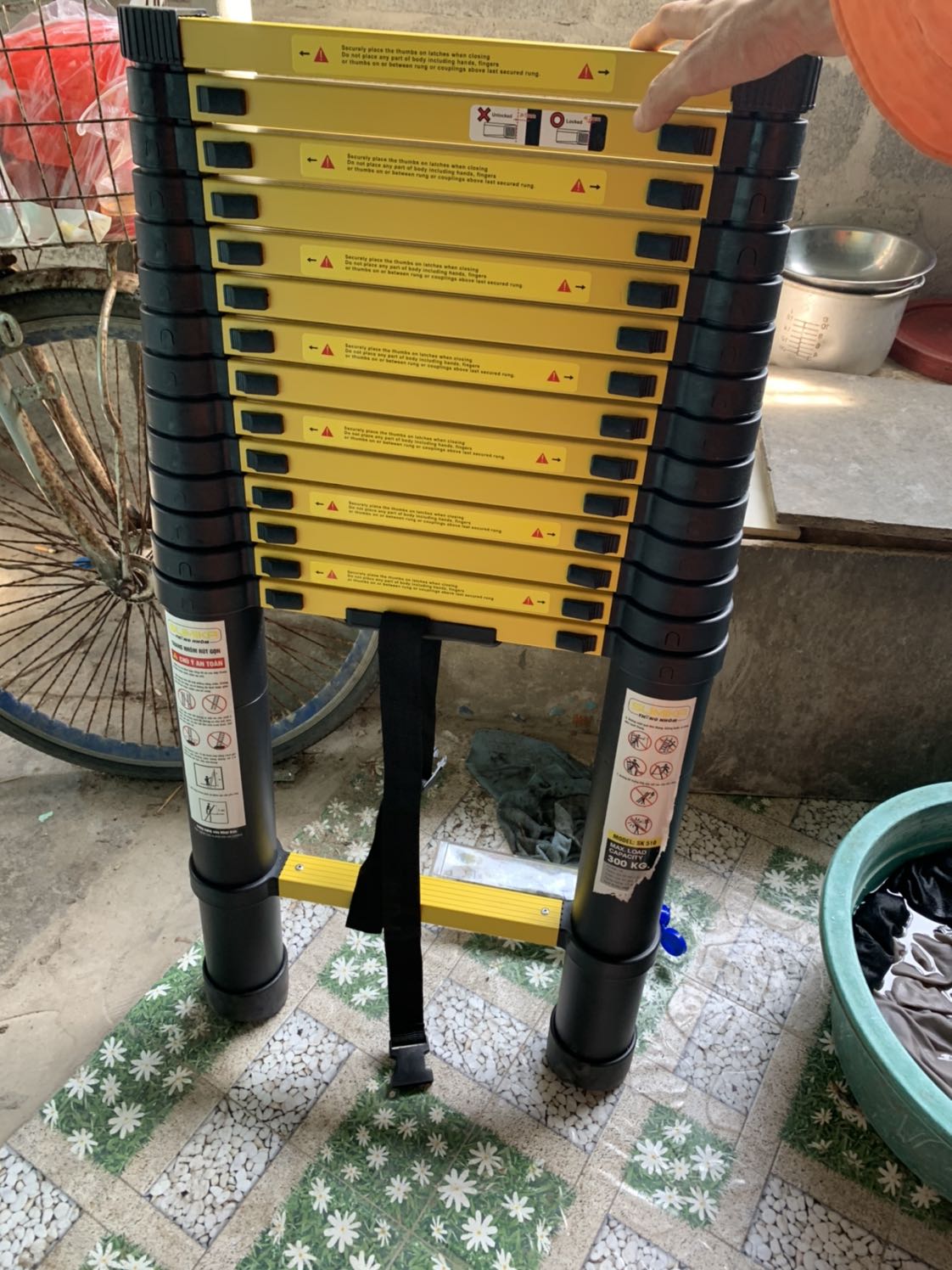 Mua 2 cái thang 4m4 và 5m1 . 2 cái chung hảng mà khác nhau hoàn toàn . Thang 4m4 thì ngon  gia công đẹp , còn cái thang 5m1 gia công gì nhựa dư quá trời , màu  thì khác , đã vậy dán tem cũng chán , dán lên chân thang không dán , đi dán lên bị nilong , lột ra rách miếng tem xấu quắc luôn rồi . Mua dùm người ta giờ sao dám đưa . Yêu cầu đổi lại cho tui cái thang màu sắc gia công giống cái 4m4 á .