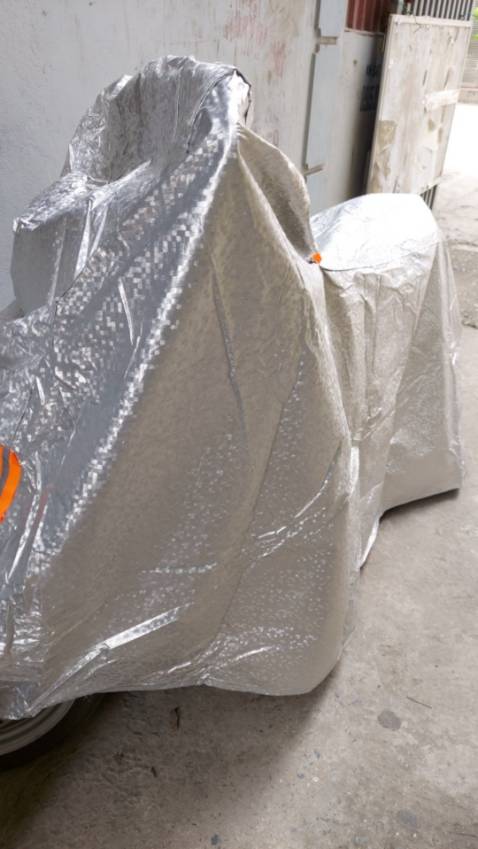 Bạt phủ kín xe có dây cài khuy cho đỡ bay bạt, đóng gói sản phẩm chắc chắn. Shop phục vụ tốt.

dày 3 lớp, tráng nhôm nhìn dày xịn. để xe ngoài nắng nhiều lúc rất xót xe, có cái bạt này mình thấy yên tâm hơn hẳn, dịu xe xuống, không bị xước sơn xe, ngoài ra cũng chống bụi , chống va quệt khi đậu ngoài trời, lốp bền hơn, ít bị lún xịt hơi!! Nói chung với mức giá này mua hàng chính hãng thế này cũng ok hơn hẳn!! quý vị an tâm mua hàng nha!