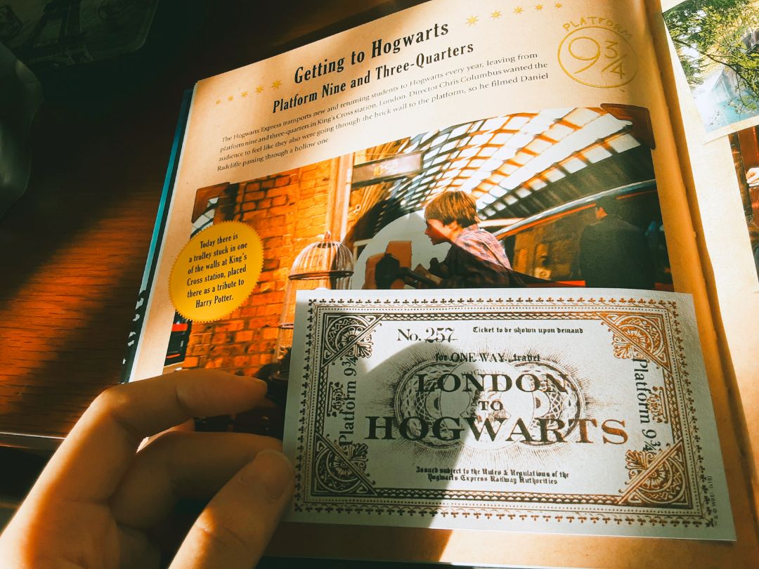 Sách đẹp, tốt, thơm. Lúc đầu mới mở ra thì mình kiểu bất ngờ vì còn sách còn đi kèm những thứ như hình dán, thư, bản đồ,...Tóm lại là bạn nào là fan của Harry Potter thì siêu recommend 👌👌 nha, không làm mọi người thất vọng đâu