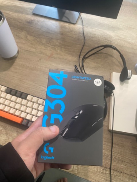 Chuột dùng tốt, chơi game, coding đều mượt mà, từ lúc mua tới giờ vẫn chưa thay pin mới.