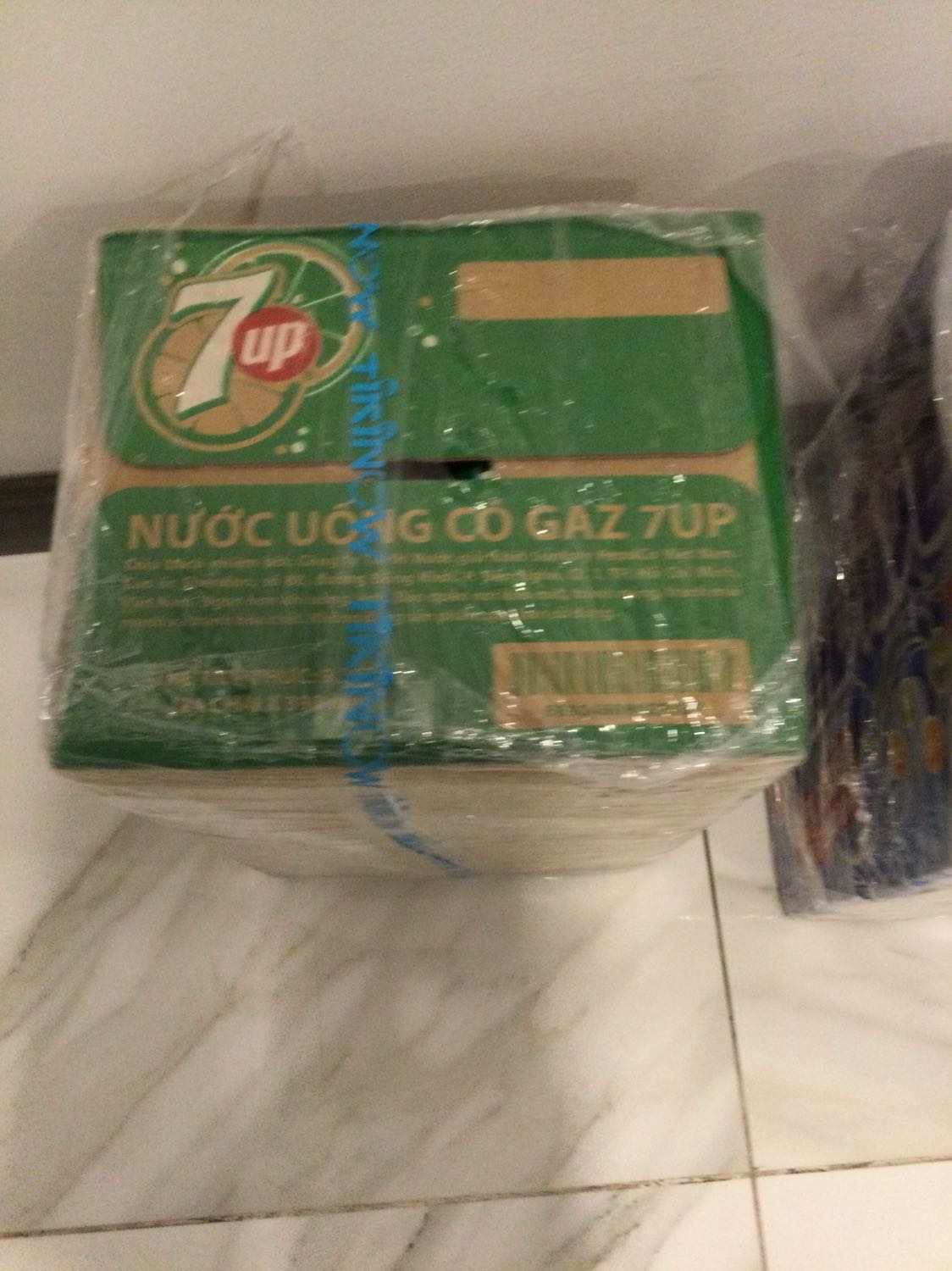 Nhà bán giao đúng quy cách hàng, bên ngoài có bọc lớp chống bụi/ ẩm, ngoài ra có hỗ trợ tikinow giao trong ngày rất tiện lợi. Giá cả phải chăng, tôi 280k mua được 2 thùng, hiện nay có thêm tính năng tiki rewards đổi mã giảm giá mới có thể sẽ rẻ hơn. Tết năm nay không lo về nước ngọt rồi!