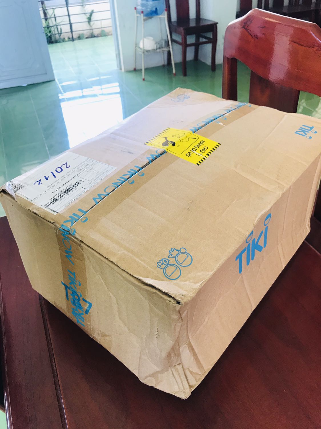 Đơn hàng camera của Tiki lại tiếp tục giao hàng trễ hạn. Vận chuyển gói hàng theo cách đóng gói của Tiki luôn luôn bị móp méo hộp. Sản phẩm nhỏ gọn, chắc chắn; điều khiển xoay đổi hướng nhanh; chất lượng hình ảnh tương đối tốt. Tuy nhiên, sản phẩm cần bổ sung tính năng đàm thoại 2 chiều, cảnh báo bằng âm thanh. Chế độ hình ảnh có màu ban đêm thì đèn flash bật sáng (như hình).