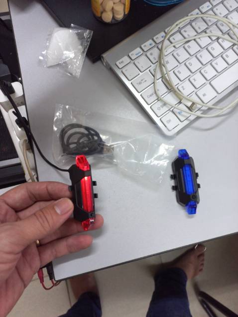 cái màu đỏ ko cháy đèn, sạc pin cả buổi ko cháy