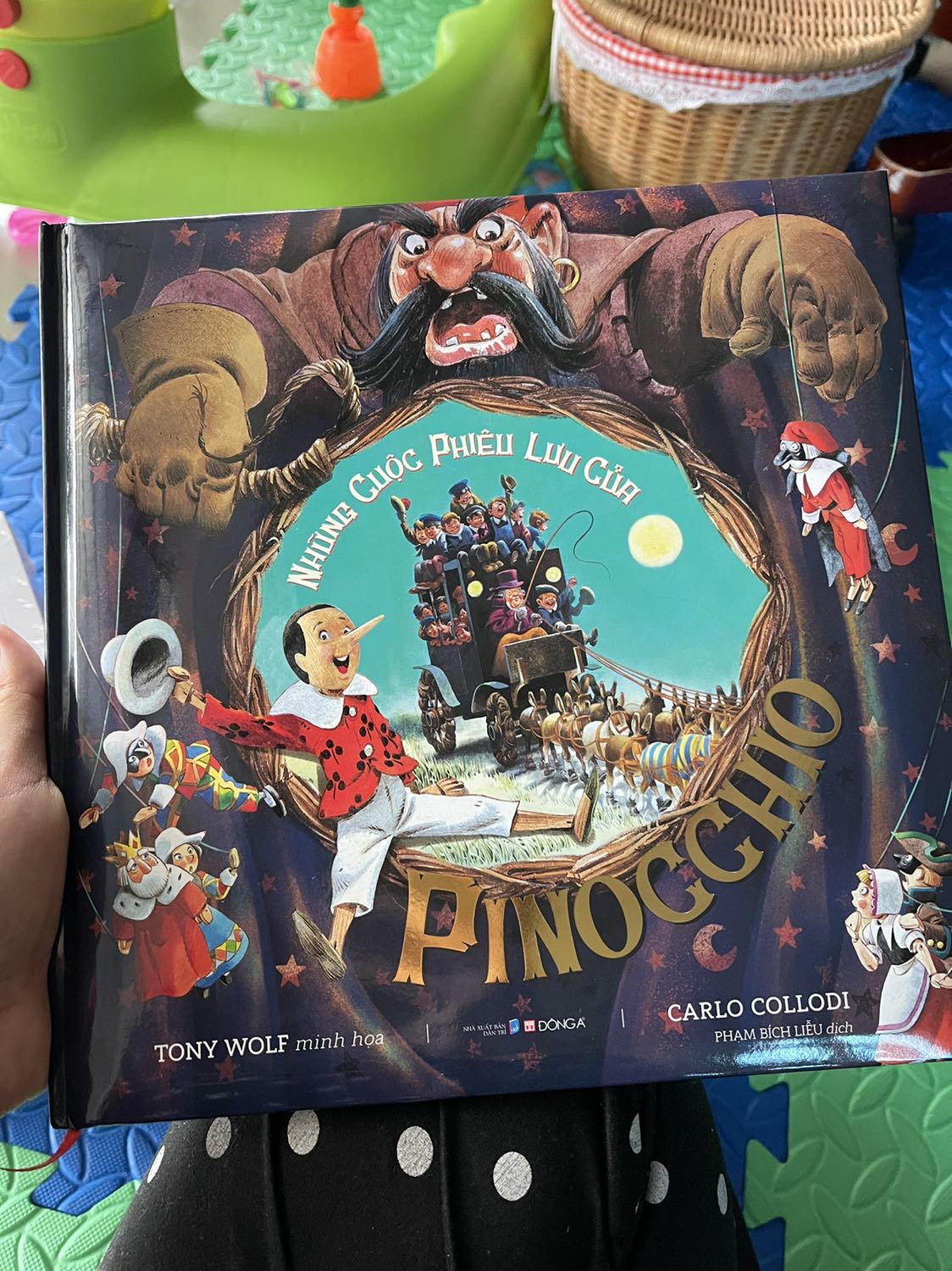 Nhận sách xong cảm thấy quá tuyệt luôn. Từ bìa sách tới nội dung. Nhận sách xong cảm thấy hài lòng, sách còn nguyên seal, không bị cong vênh hay gẫy góc. Xứng đáng 10 điểm. Mình sẽ mua lại sách của nhà sách Đông A vào ngày gần nhất.