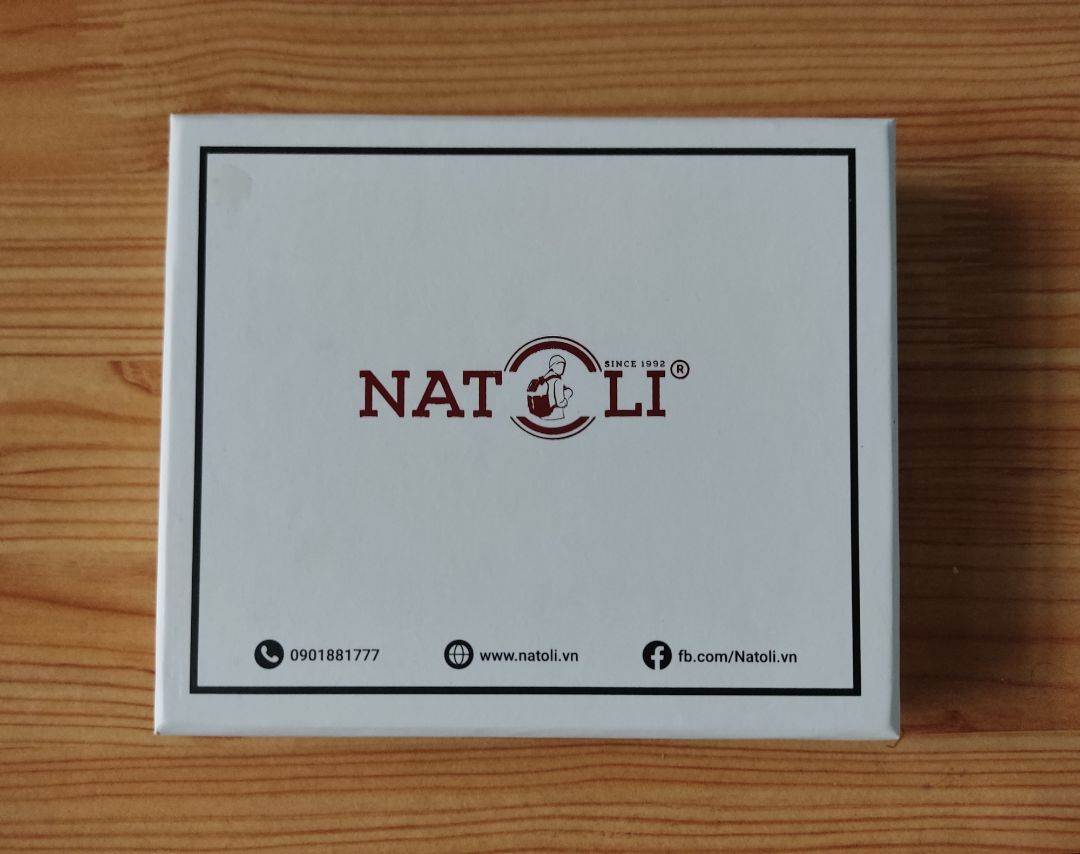 Giao nhanh, đóng gói đẹp, chỉn chu. Mà bóp hơi nhỏ, mình nhét vào cũng  ít tiền mà nó cộm lên không gập ví lại được :'(