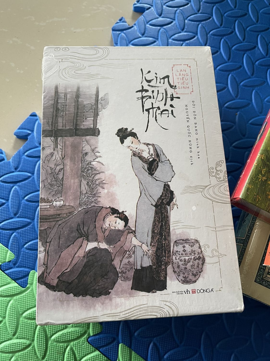 Nhận sách xong cảm thấy quá tuyệt luôn. Từ bìa sách tới nội dung. Nhận sách xong cảm thấy hài lòng, sách còn nguyên seal, không bị cong vênh hay gẫy góc. Xứng đáng 10 điểm. Mình sẽ mua lại sách của nhà sách Đông A vào ngày gần nhất.