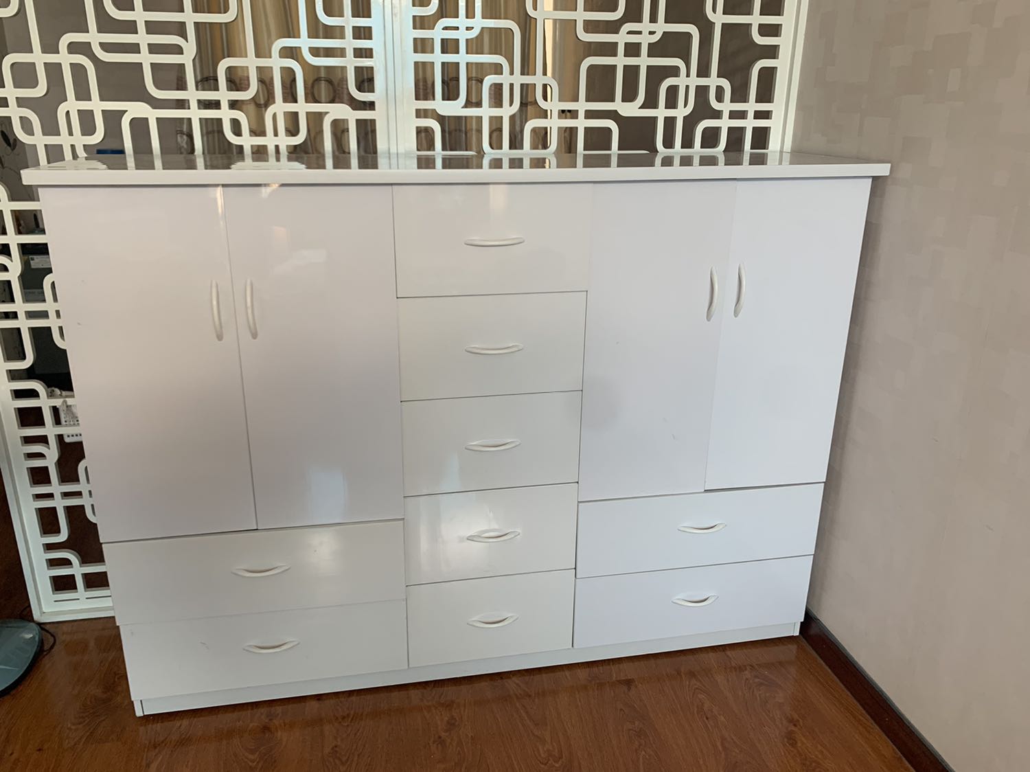 Giao hàng trễ
Cánh tủ k đều màu
Mặt sau tủ giống như alu
Cánh tủ đóng mở bị đính, k vô khớp
Mỏng mảnh