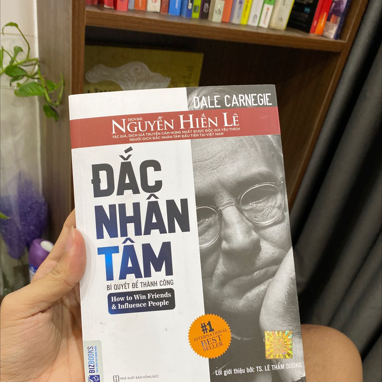 Đúng quả thật đây là một trong những cuốn sách cơ bản trong thuật đối nhân xử thế trong cuộc sống hằng ngày để chúng ta có thể đạt được đắc nhân tâm giúp cuộc sống chúng ta ngày càng thăng hoa và được lòng mọi người vừa đảm bảo công việc phát triển vừa đảm bảo một cuộc sống được mọi người quý mến, sách rất hay