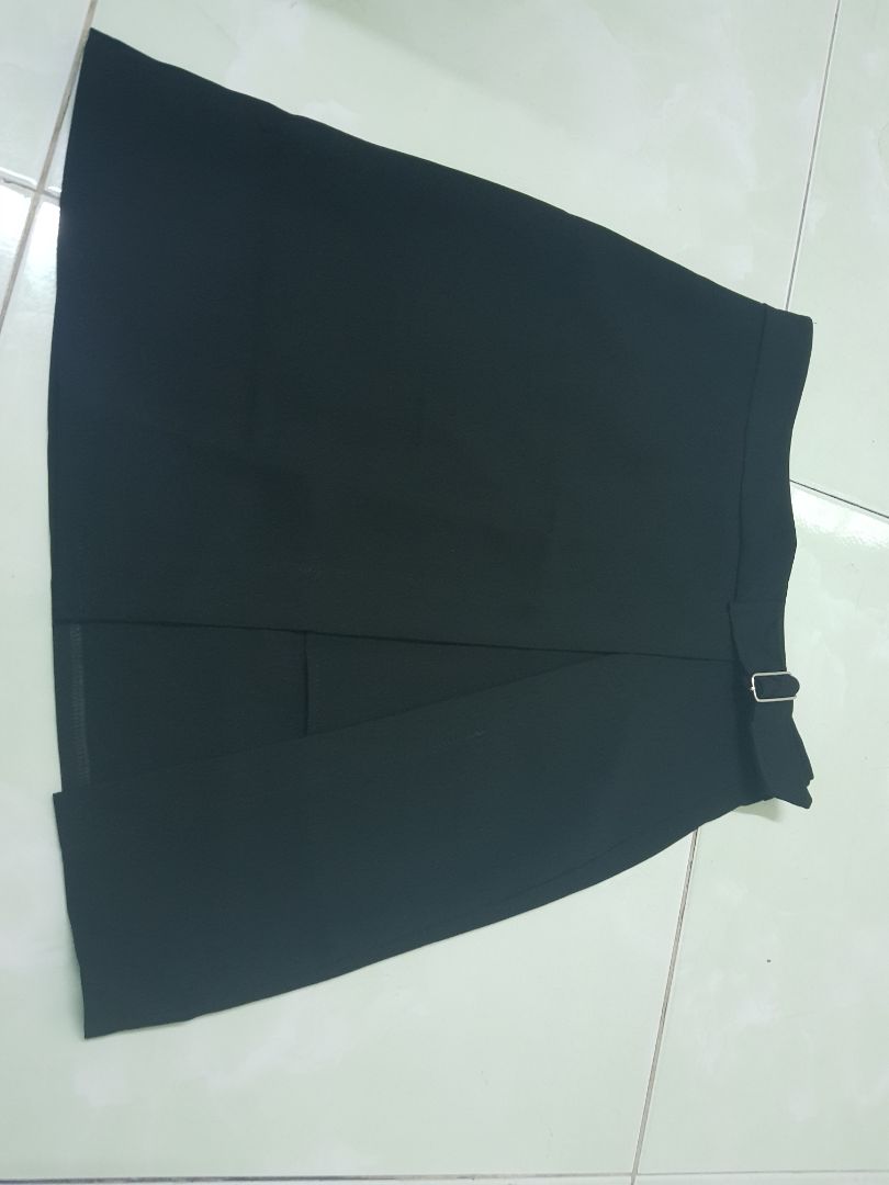 mình mông 89, eo 68, theo bảng tính của shop là cỡ size M mà về thử còn phải bóp vào tận 10cm, lười đổi trả nên tốn thêm 20k ra tiệm bóp lại. vải dày, đường chỉ may tà trước lộn xộn. mua sale 145k