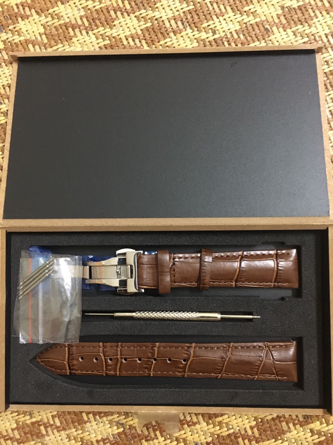 Mình mua dây đồng hồ cỡ 18 MK nhưng khi nhận hàng xốp đưa cỡ 16 MK làm cách nào để đổi được xốp