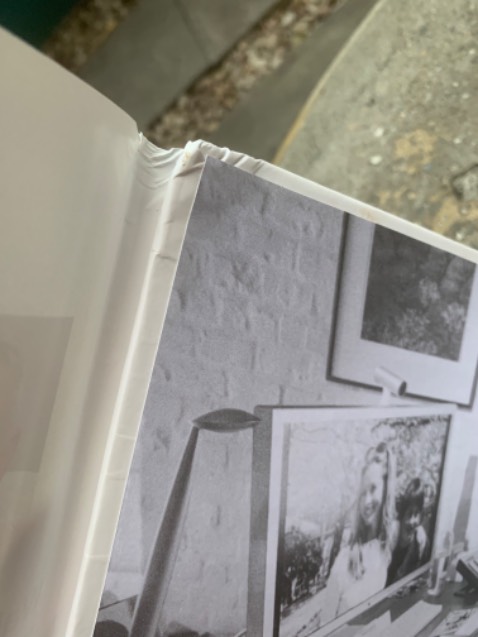 Sách bị gãy góc đã được Tiki đổi lại hàng mới. Dịch vụ đổi trả nhanh chóng, khá tốt. Nhưng Tiki cần đóng hàng cẩn thận hơn trong lần đầu.