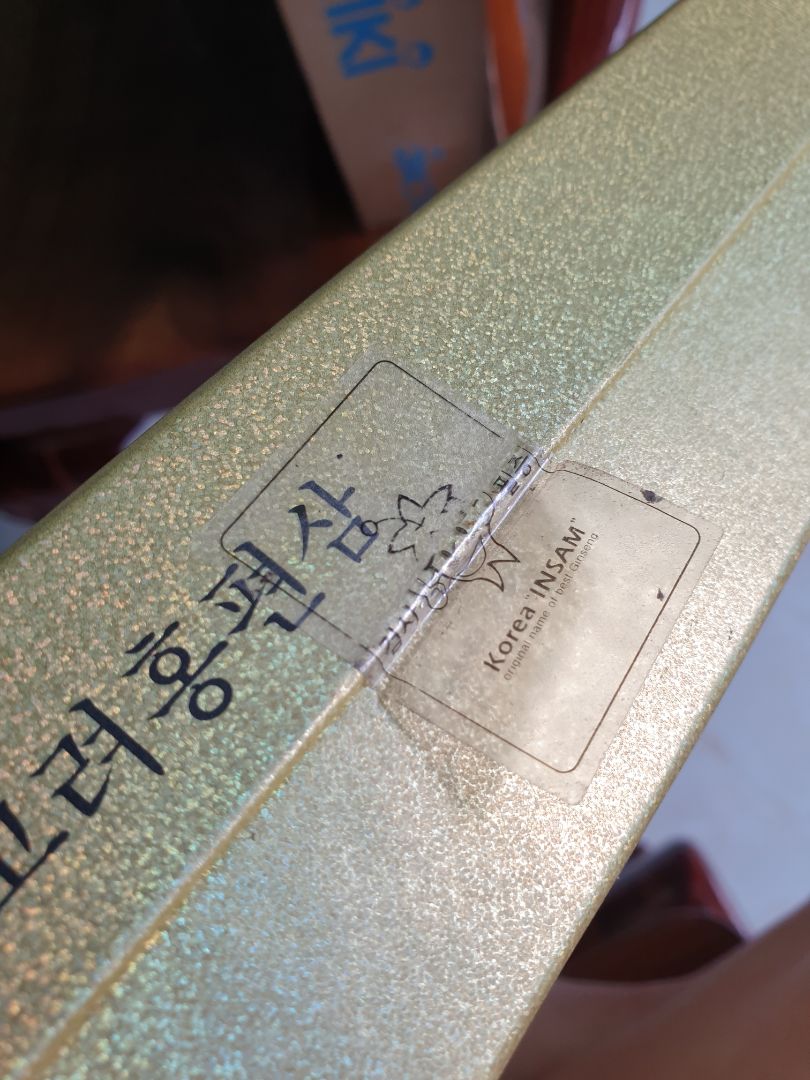 Mình nhận hàng hơi thất vọng , hộp ngoài bị sờn củ 4 gốc, tem mở hộp thì củ như bị mở ra nhìu lần. không biết chất lượng sản phẩm như thế nào nhưng xem bên ngoài như thế này thực sự rất lo ngại chất lượng sp.