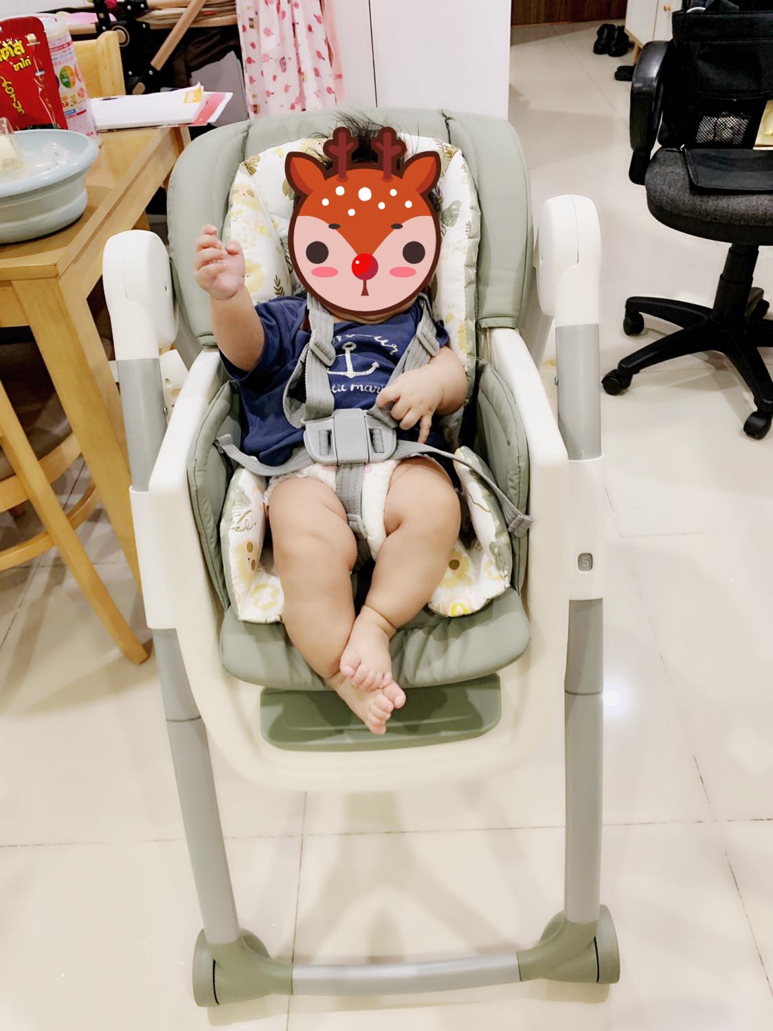 Ghế rất chắc chắn, màu sắc hài hoà, khay ăn to, shop hỗ trợ chọn màu. Bé ngồi hợp tác. Tuy nhiên, nấc thấp nhất của ghế vẫn khá cao, ngửa lưng 3 mức, chỉ thích hợp để ngồi, không có chế độ nằm như ghế Mastela. Nếu có ý định di chuyển nhiều thì nên cân nhắc vì ghế nặng, chỉ thích hợp để ở nhà. Nhìn chung rất hài lòng, hàng của Joie rất xịn xò, không lo về chất lượng.