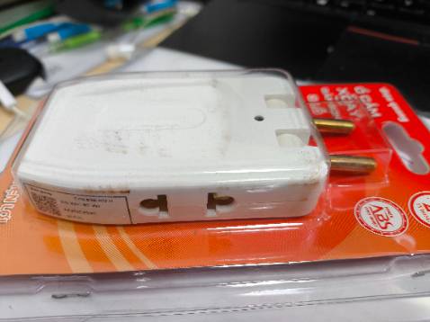 Tôi mua 2 cái. Cả 2 đều bị dính những vệt ố vàng gỉ sét như hàng cũ vậy, mặc dù đó là phần nhựa abs?! Nó không phải là dính ở bao bì trong suốt bên ngoài đâu nhe.