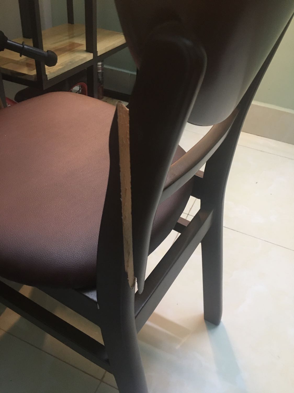 Mua về chưa dùng mà đã bị gãy ghế