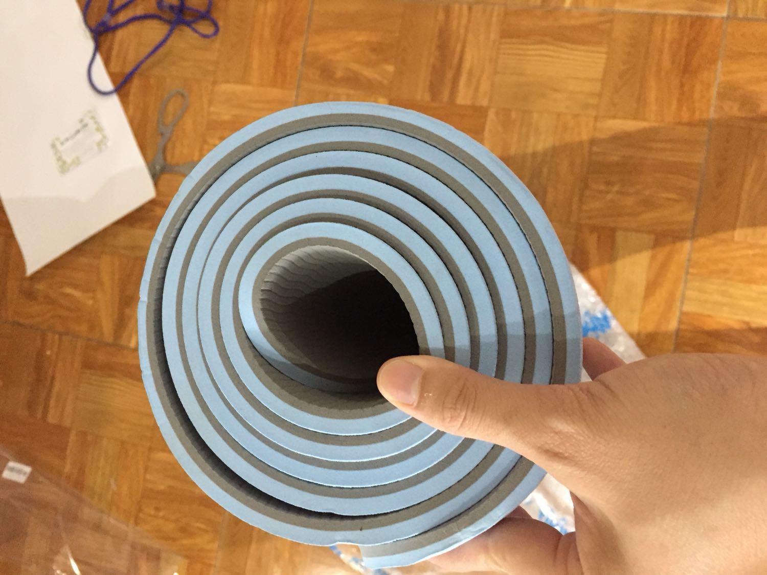 Dây cũng chắc chắn lắm các cccm ạ!
Màu sắc khá nét, không bị loang như nhiều hàng trôi nổi khác
Thảm rộng và dài nên tập khá thoải mái
TRên nền đá hay gạch hay gỗ đều bám sàn tốt.

Em là cho 9,8 điểm. nhé…

Tiki giao hàng nhanh thật, vừa đặt tối qua chủ nhật, sáng gọi điện giao hàng luôn :)) gói hàng cẩn thận, đầy đủ phụ kiện. Thảm Eco Friendly của miDoctor chất lượng rất tốt, êm, dày dặn, thảm 6mm giao đúng ý, 

random mà cũng đc màu đẹp, vui quá