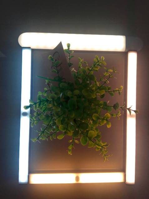 . Đánh giá về chất lượng sản phẩm: 
Mình dùng 2 hãng đèn là Spevi (vàng và trắng ) và Baseus (vàng 4k) , Với hãng Spevi mình đùng đèn 20cm (vàng) và đèn 30cm (trắng và vàng ) , với Baseus mình dùng đèn sáng vàng 4k mình khá cảm tình với Baseus vì mình dùng đế và cục sạc từ hãng này nên cảm thấy ổn TUY NHIÊN đèn Baseus (như hình) khiến mình khá thất vọng so với Spevi . Tất cả sản phẩm mình đều mua trên Tiki . 

Về Giá Thành : Baseus mắc hơn Spevi  (1+ cho Spevi)
Về Độ Sáng : Basesus mình dùng là màu vàng 4k màu ấm nhưng không quá sáng , dòng Spevi lợi thế hơn vì đèn sáng hơn và có thê tùy chỉnh độ sáng được . Nói thêm 1 chút Dòng Spevi thì mình dùng cả 2 màu vàng và trắng , thì màu vàng lại sáng hơn màu trắng cùng dòng Spevi  (1+ cho Spevi) 

Về Cảm Biến : Một lần nữa Spevi làm tốt hơn Baseus , Spevi cho thấy cảm biến nhạy hơn Baseus , mình đến gần đèn Baseus nhiều khi đèn cũng không sáng ( phải đi ngang qua cảm biến ) còn Spevi thì cảm biến rộng hơn ( một bài test nữa là đèn 30cm của Spevi cho cảm biến nhạy hơn 20cm cùng hãng ) . Đèn Spevi khi sáng cũng sáng từ từ rồi mới sáng thật tạo độ mượt khi cảm biến, còn Baseus thì khi cảm biến thì đèn sẽ sáng luôn không có hiệu ứng mượt như Spevi ( 1 điểm nữa cho Spevi )

Về tính năng : Đèn Baseus và Spevi có chung tính năng là sáng liên tục , tắt sáng , auto ( cảm biến chuyển động ) , tuy nhiên Spevi có thể chỉnh độ sáng và tính năng cầu cứu ( đèn chớp tắt liên tục không ngừng ) . Điểm cộng cho Spevi 

Về dung lượng pin : Đèn Spevi 20cm sẽ có pin thấp hơn Spevi 30cm , và Baseus có dung lượng pin cao hơn . Tuy nhiên chưa thể đánh giá chính xác do Spevi có thể tùy chỉnh độ sáng cao nên dễ tốn pin hơn , về thời gian sạc thì cả hai không thua kém bao nhiêu . ( 1 điểm cộng cho Baseus) 

Về đế dán tường : cả 2 đèn đều dùng đế dán tường và sử dụng nam châm để dính vào đế dán tường , cả 2 đều bị 1 điềm trừ là đế dán không chắc và mình từng rớt cả 2 đế nam châm , may là đèn không vỡ . Lưu ý nên tháo lớp nam châm ở đế ra và dán lại bằng keo dán 3M hoặc keo 2 mặt đặc biệt cho an toàn .

Về Thiết kế bên ngoài : Baseus làm tốt mặt này hơn Spevi , nhìn Baseus cũng sẽ thấy nó to hơn , cầm chắc tay hơn , nặng hơn so với Spevi ( nhẹ tênh ) , hộp box của Baseus cũng cứng cáp hơn so với Spevi . Về mặt này thì Baseus làm tốt hơn ( những sản phẩm khác của Baseus về hình thức mình thấy cũng khá đẹp ) , nút điều chính sáng/off/auto cũng làm tốt hơn Spevi ( Spevi chỉ có 1 nút ) .  Điểm cộng cho Baseus
 
	
. Đánh giá về chất lượng dịch vụ (giao hàng, đóng gói,...) : Mình đánh giá cao về Tiki , khi mà cái đèn Spevi của mình khá nhỏ nhưng Tiki đóng gói rất cẩn thận , cuộn mấy lớp giấy luôn ( rất ưng ý vì dù sao đây cũng là hàng dễ vỡ ) , về shipper thì mình chưa thấy có vần đế gì , giao hàng nhanh và rất lịch sự . Shipper khu vực mình thường hay nói cám ơn khi khách nhận hàng ( mong nhưng nơi khác cũng y như vậy ) . Còn một vấn đề khác là  , không biết do mình hay phàn nàn về vấn đề đơn hàng Tiki Now bị "đá" sang thời gian khác nhưng không thông báo hay không ? Thì mấy đơn hàng gần đây mình đều nhận được cuộc gọi từ Shipper khi đơn mình không giao đúng như dự kiến  , một điểm đáng ghi nhận từ Tiki Now và Tiki .

. Trải nghiệm thực tế của bạn với sản phẩm:  Nhưng phần đánh giá trên , đèn thích hợp để gắn cầu thang hay để làm đèn tủ ( đóng ra đóng vào ) hay nhà WC , không thích hợp làm đèn ngủ vì đèn ngủ phải dùng trong 1 thời gian dài ( 1 giấc ngủ tầm 7h đến 8h). Ngoài ra đèn có lợi thế nhưng là 1 đèn pin trong nhà vì tiện tháo lắp . 
Với đèn tủ thiết nghĩ bạn chỉ cần mua loại 20cm ( hoặc có tiền mua loại Baseus) .

. Chấm điểm:
Về sản phẩm: 9/10
Về dịch vụ: 10/10