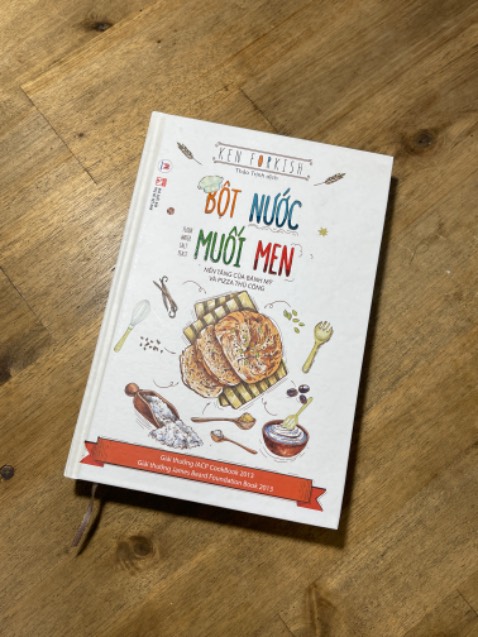 Mặc dù là sách mới đc bọc seal ni lông rất kỹ nhưng chất lượng bên ngoài khá cũ và có phần dơ.
Nội dung bên trong ok. Phù hợp với những bạn bắt đầu tìm hiểu về nghề bánh đặc biệt là bánh mì