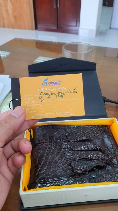 Ví xịn sò, có hộp, thẻ bảo hành đầy đủ, tuy nhiên do bàn tay cá sấu có nguyên bàn tay có móng nên rút ví ra hay bị vướng nên trừ 1 sao về thiết kế