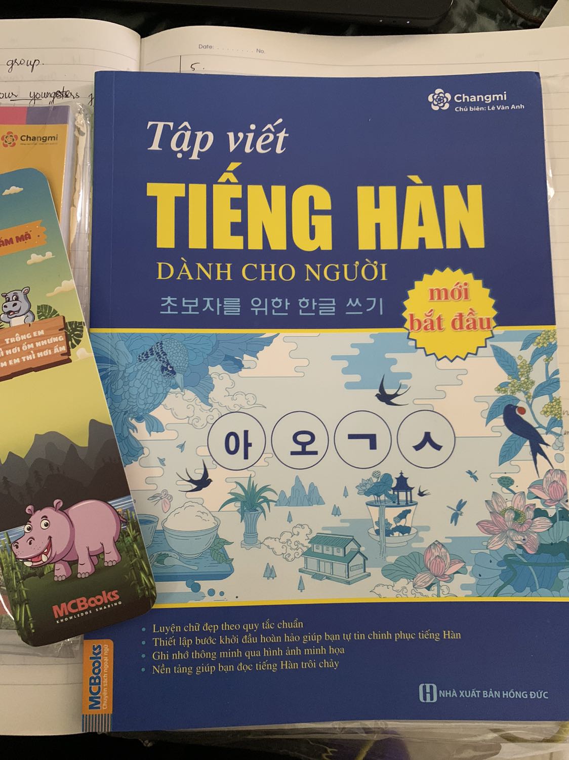 Giao lâu quá. Chờ mòn mỏi 😢😢😢. Sách siêu đẹp siêu thích in đều màu rõ nét. Được tặng bookmark hà mã cute qu Giao lâu quá. Chờ mòn mỏi 😢😢😢. Sách siêu đẹp siêu thích in đều màu rõ nét. Được tặng bookmark hà mã cute qu