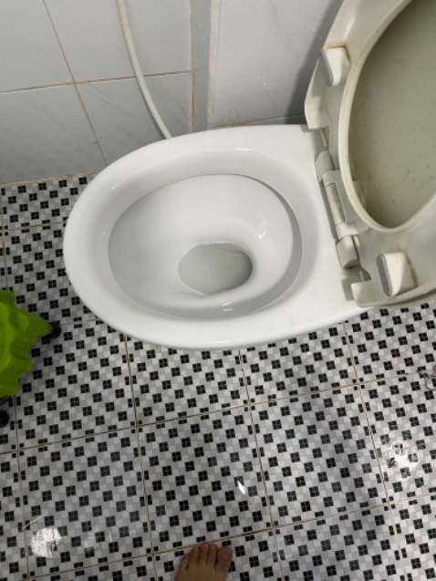 Mua áp dụng mã giảm giá của tiki còn 136k. Dễ xài lắm, lấy cái hj bbơm kèm theo bơm vào súng như bơm xe đạp. Có 8 mức, nếu thông bồn cầu thì bơm mức 3 thôi. Bùm 1 phát thông thoáng ngay 1 lần duy nhất. Cái bọn thông cống toàn hù là bắn hư bồn cầu này kia để mình thuê tụi nó. Súng này bản chất là thổi hơi, bơm mức 3 bắn vào da chân chẳng sao, bắn tờ giấy A4 chỉ làm giấy bay ra xa chứ ko rách, vậy thì bể bồn cầu thế đ nào được.
Nhà nào tắc ống sàn nhà tắm thì bơm mức 3, nếu không thông thì bơm lại mức 4 xem thử, k được thì tăng dần. Vì độ dài ống mỗi nhà khác nhau.

Nói chung là thổi hơi, dễ xài, rẻ, súng xài mãn đời ngon lành.