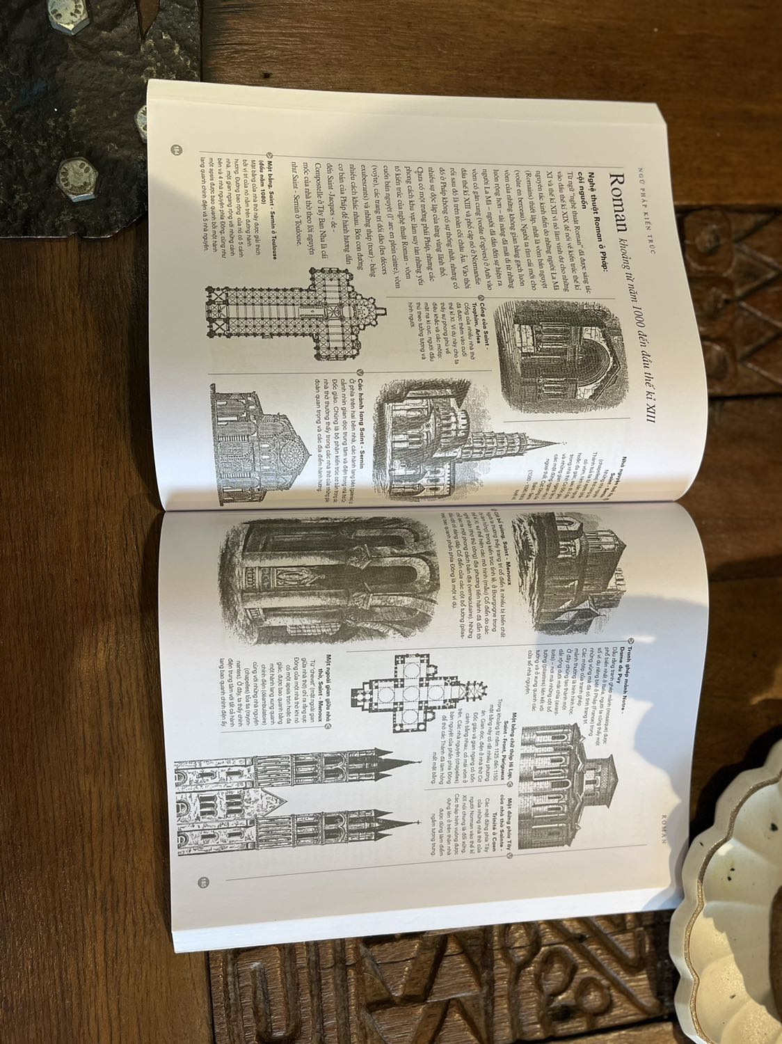 Chất lượng giấy kém. Giống tài liệu photo, ko xứng với giá tiền