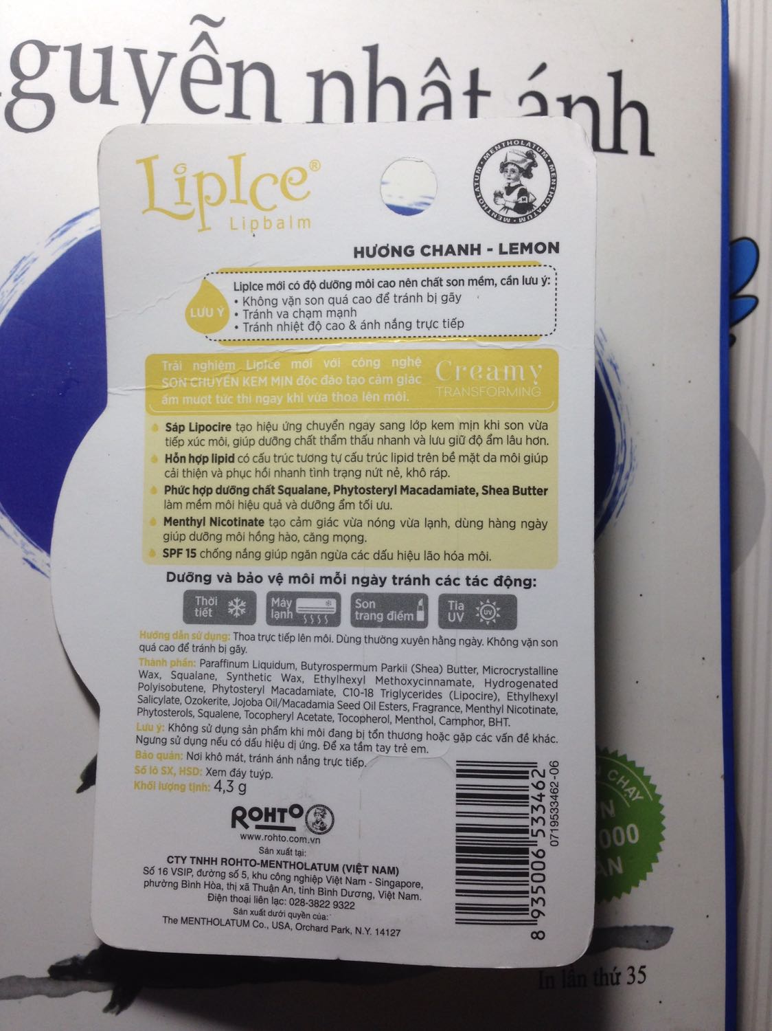 Chất son rất mịn, khi đánh lên lập tức làm mềm môi, đồng thời có hương chanh và mát nhẹ lưu lại tầm 5-10p. Mình thấy son khá phù hợp làm son dưỡng ban ngày vì có khả năng chống nắng. Nhưng không phù hợp đánh ban đêm vì chất dưỡng chỉ last được 3-4 tiếng thôi.
Mình đáng giá 4 sao vì gói hàng khi giao bị méo mó, nhàu nhĩ.
Sẽ cân nhắc mua lại.