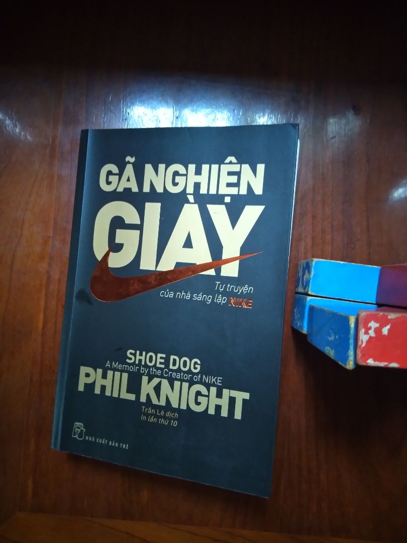 Cuốn sách đầy lôi cuốn với lối kể chuyện hài hước và chân thật của KNight. Hồi hộp và cảm nhận được những khát khao, dấu ấn của tác giả trên những sản phẩm của Nike. Và KNight luôn có vị thần ủng hộ đứng sau hay vì ông luôn giữ khát vọng trong lòng để vươn lên. Mình sẽ đi giày Nike. Vì lòng cảm phục và dấu ngoắc của Nike. just do it. Cảm ơn Ngài Knight.
