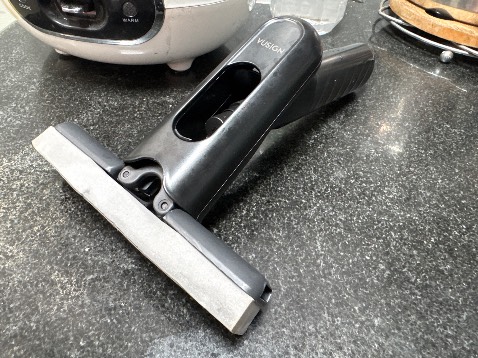 Hài lòng: miếng lau bọt biển thấm hút nước rất tốt, bình xịt nước cũng ổn 
Không hài lòng: miếng dán bọt biển với thân cây lau không khớp nhau nên hay bị rơi ra khi lau. khi lau xong thu gọn lại miếng bọt biển sẽ bị gập lại khi bị khô. Tốt nhất nên để miếng bọt biển thật ướt thì nó mới khớp với thân cây lau.