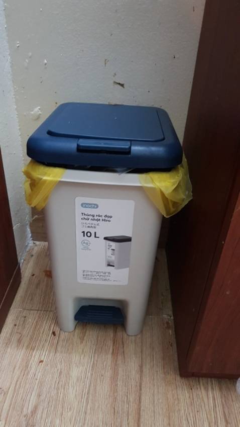 hàng dẹp quá cảm ơn shop và tiki. nhựa cứng rất chắc chắn chất lượng sờ thích và không bám bẩn. thiết kế nắp bật tiện lợi sử dụng. giá cả còn rất phù hợp và hợp lý.shop đóng gói cẩn thận và giao hàng nhanh chóng