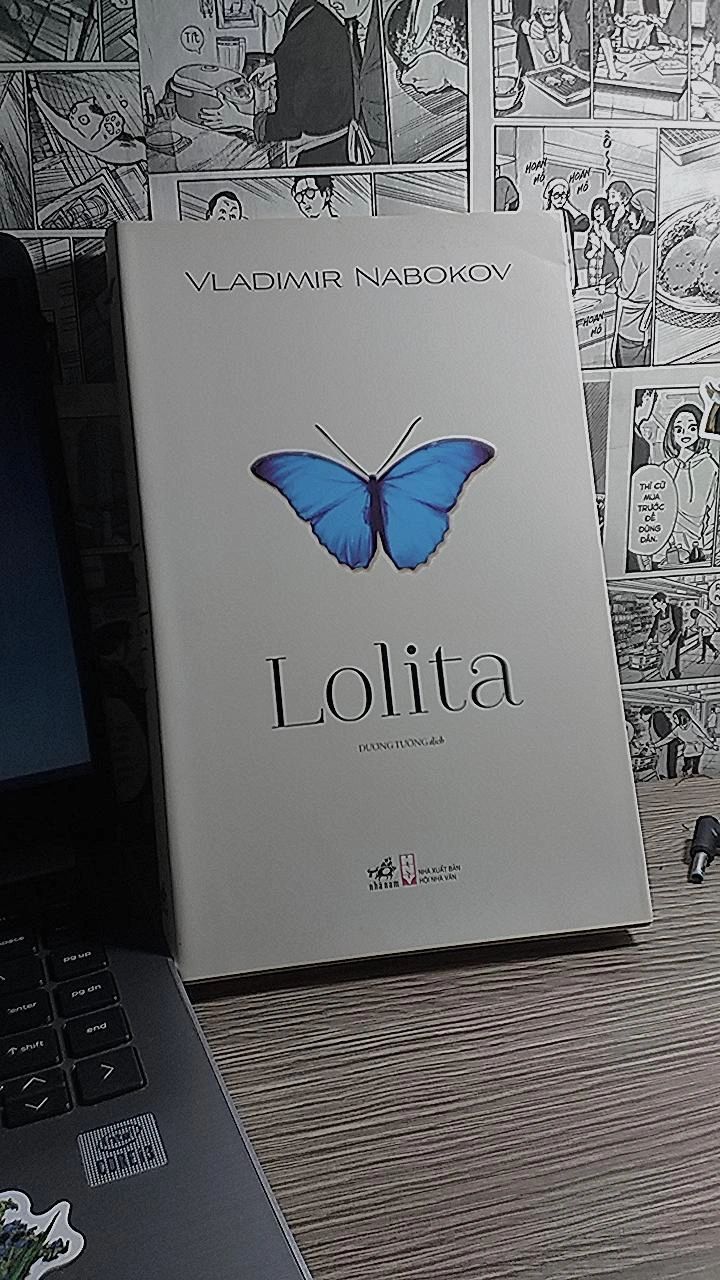 nd thì mình chưa đọc, mng muốn biết nhanh thì có thể coi phim cũng đc nhaa. 

mình chỉ nhận xét về ngoại hình sách. bìa trog hay ngoài đều xinh xắn cả. bìa ngoài mang hơi hướng kiểu nhẹ nhàng, tính nữ, trong rất thơ. bìa trog từ màu nền đến họa tiết đều toát lên vẻ ma mị cũ kĩ. ĐẸPP