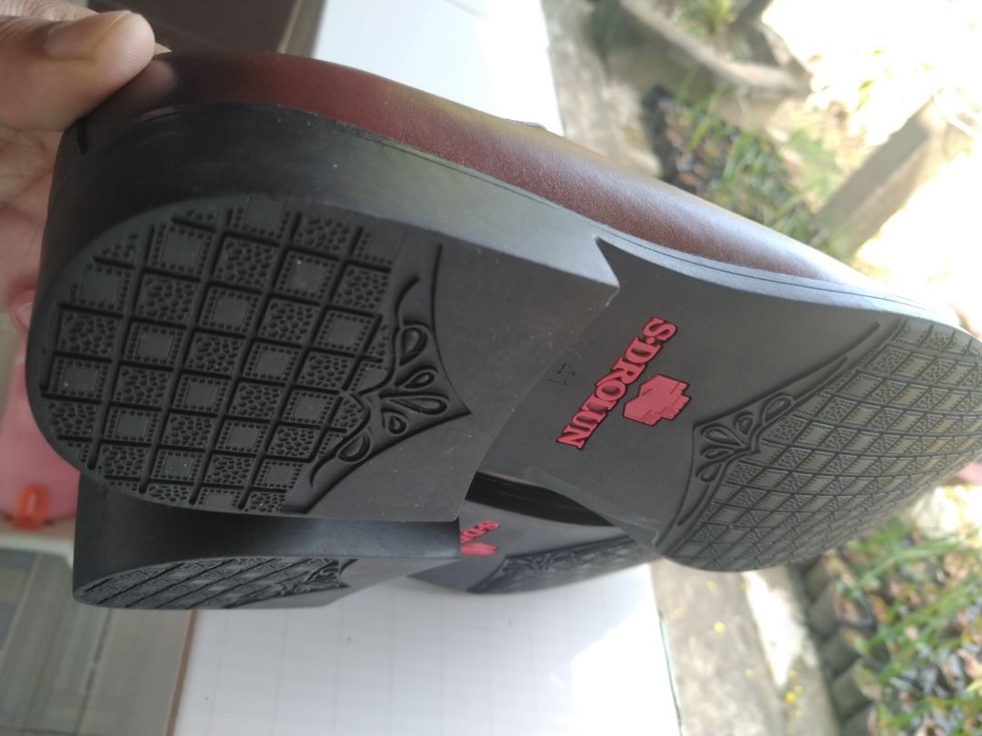 Giày đúng size, form đẹp, đế cao vừa phải.