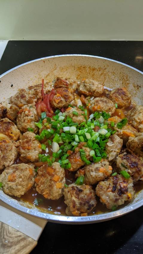 Dùng được tầm 1 tháng rồi, mình thấy OK lắm nha. Ngoại hình cũng đẹp nữa!
Có mấy cái hình chụp nấu ăn trên chảo này cho mọi người xem nha. Mình dùng bếp từ 😁